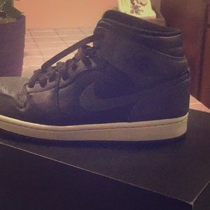 Men’s Air Jordan 1 mid dark grey
